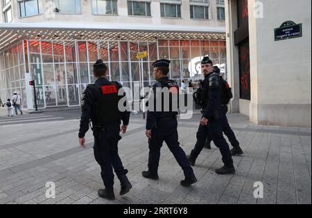 230703 -- PARIS, le 3 juillet 2023 -- des policiers français patrouillent le long de la célèbre avenue des champs-Elysées à Paris, France, le 2 juillet 2023. Au moins 719 personnes ont été arrêtées dans la nuit de samedi à dimanche en France, la cinquième nuit de violence nationale déclenchée par le meurtre d'un adolescent par un policier, a déclaré dimanche le ministère français de l'intérieur. Selon le ministère, 45 policiers et gendarmes ont été blessés, tandis que 577 véhicules et 74 bâtiments ont été incendiés. FRANCE-PARIS-MESURES DE SÉCURITÉ GaoxJing PUBLICATIONxNOTxINxCHN Banque D'Images