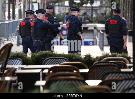 230703 -- PARIS, le 3 juillet 2023 -- des policiers français patrouillent sur la célèbre avenue des champs-Elysées à Paris, France, le 2 juillet 2023. Au moins 719 personnes ont été arrêtées dans la nuit de samedi à dimanche en France, la cinquième nuit de violence nationale déclenchée par le meurtre d'un adolescent par un policier, a déclaré dimanche le ministère français de l'intérieur. Selon le ministère, 45 policiers et gendarmes ont été blessés, tandis que 577 véhicules et 74 bâtiments ont été incendiés. FRANCE-PARIS-MESURES DE SÉCURITÉ GaoxJing PUBLICATIONxNOTxINxCHN Banque D'Images