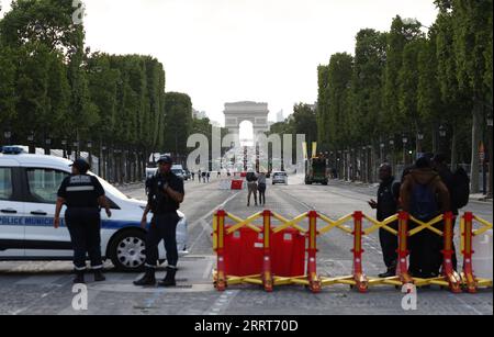 230703 -- PARIS, le 3 juillet 2023 -- des policiers municipaux français patrouillent sur la célèbre avenue des champs-Elysées à Paris, France, le 2 juillet 2023. Au moins 719 personnes ont été arrêtées dans la nuit de samedi à dimanche en France, la cinquième nuit de violence nationale déclenchée par le meurtre d'un adolescent par un policier, a déclaré dimanche le ministère français de l'intérieur. Selon le ministère, 45 policiers et gendarmes ont été blessés, tandis que 577 véhicules et 74 bâtiments ont été incendiés. FRANCE-PARIS-MESURES DE SÉCURITÉ GaoxJing PUBLICATIONxNOTxINxCHN Banque D'Images