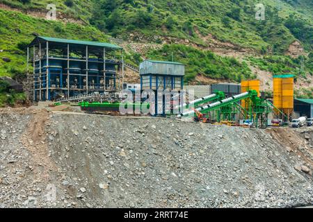30 août 2023, Himachal Pradesh, Inde. Machinerie lourde à un projet d'énergie hydroélectrique sur la rivière Satluj , causant l'érosion des berges de la rivière. Devas de la rivière Banque D'Images