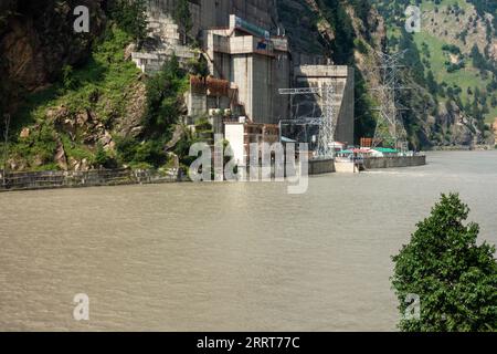 30 août 2023, Himachal Pradesh, Inde. Le projet hydroélectrique Baspa II de JSW sur la rivière Satluj dans le Kinnaur, Himachal Pradesh Banque D'Images