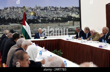 230703 -- RAMALLAH, le 3 juillet 2023 -- le président palestinien Mahmoud Abbas C préside une réunion d'urgence des dirigeants palestiniens dans la ville de Ramallah en Cisjordanie, le 3 juillet 2023. La Palestine a décidé lundi de mettre fin à tous les contacts, réunions et coordination de la sécurité avec le gouvernement israélien pour protester contre les raids brutaux de ce dernier en Cisjordanie qui avaient tué huit Palestiniens et blessé 80 autres. /Distribution via Xinhua MIDEAST-RAMALLAH-RÉUNION DE DIRECTION PALESTINIENNE-URGENCE Palestine PresidentxOffice PUBLICATIONxNOTxINxCHN Banque D'Images