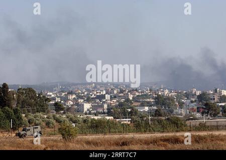 230704 -- JÉNINE, le 4 juillet 2023 -- des fumées sont observées dans la ville de Jénine, en Cisjordanie, le 3 juillet 2023. Les frappes aériennes et les raids terrestres d Israël en Cisjordanie lundi ont suscité des critiques de la part des Nations Unies, de la Ligue arabe et des pays de la région, alors que le nombre de morts de l opération militaire à grande échelle continue d augmenter. Au moins huit Palestiniens ont été tués et des dizaines ont été blessés dans la ville de Djénine, au nord de la Cisjordanie, lors de l’opération israélienne lancée à minuit toute la journée, a déclaré le ministère palestinien de la Santé. POUR ALLER AVEC Roundup : les raids meurtriers d'Israël en Cisjordanie attirent Wid Banque D'Images