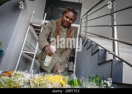 230704 -- NAIROBI, le 4 juillet 2023 -- Un vendeur arrose des fleurs dans un magasin de fleurs à Nairobi, au Kenya, le 4 juillet 2023. Le Kenya est l un des principaux exportateurs mondiaux de fleurs coupées. Ses exportations de fleurs sont parmi les principales sources de devises étrangères aux côtés du thé, des envois de fonds de la diaspora et du tourisme. KENYA-NAIROBI-VENDEUR DE FLEURS WangxGuansen PUBLICATIONxNOTxINxCHN Banque D'Images