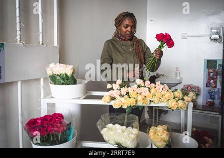 230704 -- NAIROBI, le 4 juillet 2023 -- Un vendeur coupe des fleurs dans un magasin de fleurs à Nairobi, au Kenya, le 4 juillet 2023. Le Kenya est l un des principaux exportateurs mondiaux de fleurs coupées. Ses exportations de fleurs sont parmi les principales sources de devises étrangères aux côtés du thé, des envois de fonds de la diaspora et du tourisme. KENYA-NAIROBI-VENDEUR DE FLEURS WangxGuansen PUBLICATIONxNOTxINxCHN Banque D'Images