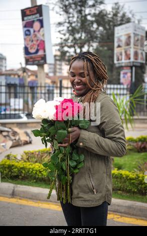 230704 -- NAIROBI, le 4 juillet 2023 -- cette photo prise le 4 juillet 2023 montre un vendeur tenant des fleurs à Nairobi, au Kenya. Le Kenya est l un des principaux exportateurs mondiaux de fleurs coupées. Ses exportations de fleurs sont parmi les principales sources de devises étrangères aux côtés du thé, des envois de fonds de la diaspora et du tourisme. KENYA-NAIROBI-VENDEUR DE FLEURS WangxGuansen PUBLICATIONxNOTxINxCHN Banque D'Images