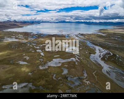 230704 -- LHASSA, le 4 juillet 2023 -- cette photo aérienne prise le 4 juillet 2023 montre une vue de la zone humide près du lac Puma Yumco dans le comté de Nagarze dans le Shannan, dans le sud-ouest de la Chine, dans la région autonome du Tibet. CHINA-TIBET-PUMA YUMCO LAKE-SCENERY CN SUNXFEI PUBLICATIONXNOTXINXCHN Banque D'Images