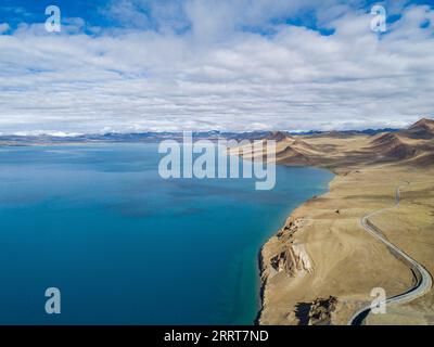 230704 -- LHASSA, le 4 juillet 2023 -- cette photo aérienne prise le 4 juillet 2023 montre une vue du lac Puma Yumco dans le comté de Nagarze dans le Shannan, dans le sud-ouest de la Chine, dans la région autonome du Tibet. CHINA-TIBET-PUMA YUMCO LAKE-SCENERY CN SUNXFEI PUBLICATIONXNOTXINXCHN Banque D'Images