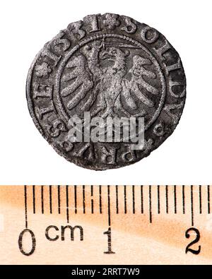 Pièce de monnaie polonaise antique en argent. Roi Sigismond Ier vieux. Marche arrière. Isolé sur blanc Banque D'Images