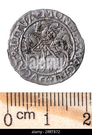 Pièce de monnaie polonaise antique en argent. Le roi Sigismond II août. Avers. Isolé sur blanc Banque D'Images