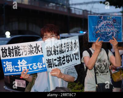 230706 -- TOKYO, 6 juillet 2023 -- des manifestants brandissent des pancartes lors d'une manifestation contre le plan japonais de déversement des eaux usées nucléaires devant le siège de la Tokyo Electric Power Company Tepco, l'exploitant de la centrale nucléaire de Fukushima Daiichi, à Tokyo, Japon, le 5 juillet 2023. Près d une centaine de manifestants japonais se sont rassemblés mercredi pour protester contre le plan japonais de déverser des eaux usées contaminées par des armes nucléaires dans l océan Pacifique, exprimant leur vive préoccupation face au rapport final de l Agence internationale de l énergie atomique (AIEA). POUR ALLER AVEC Roundup : au milieu des préoccupations concernant le rapport de l'AIEA, le Japon Banque D'Images