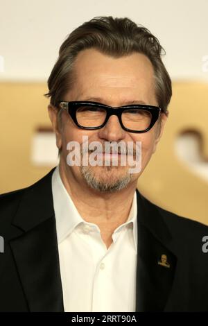 Londres, Royaume-Uni. 11 décembre 2017. Gary Oldman assiste à la première britannique de Darkest Hour à l'Odeon Leicester Square à Londres. (Photo Fred Duval/SOPA Images/Sipa USA) crédit : SIPA USA/Alamy Live News Banque D'Images