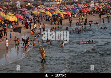 230707 -- GAZA, 7 juillet 2023 -- les gens se rafraîchissent sur une plage au milieu d'une vague de chaleur dans la ville de Gaza, le 7 juillet 2023. Photo de /Xinhua MIDEAST-GAZA CITY-HEAT WAVE RizekxAbdeljawad PUBLICATIONxNOTxINxCHN Banque D'Images