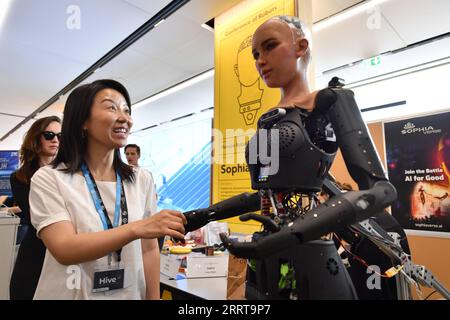 230708 -- GENÈVE, le 8 juillet 2023 -- Un participant interagit avec le robot humanoïde Sophia au Sommet mondial ai for Good à Genève, Suisse, le 7 juillet 2023. Le Sommet mondial ai for Good s’est tenu à la fois sur place et en ligne du 6 au 7 juillet, dans le but d’identifier les applications pratiques de l’IA, de mettre à l’échelle des solutions pour un impact mondial et d’accélérer les progrès vers les objectifs de développement durable des Nations Unies. Il a été organisé par l'Union internationale des télécommunications UIT, l'institution spécialisée des Nations Unies pour les technologies de l'information et de la communication, en partenariat avec 40 agences sœurs des Nations Unies et co-convoqué avec le gouvernement Banque D'Images