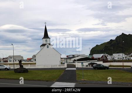 Église du petit village de Heimaey, sur l'île du même nom dans les îles Vestmannaeyjar-Westman- Islande Banque D'Images