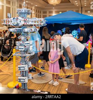 230709 -- HOUSTON, 9 juillet 2023 -- les gens regardent un modèle de station spatiale construit avec des briques LEGO à l'exposition des fans de Rodeo de briques LEGO à Sugar Land, Texas, États-Unis, le 8 juillet 2023. Photo de /Xinhua U.S.-TEXAS-SUGAR LAND-LEGO-BRICK RODEO ChenxChen PUBLICATIONxNOTxINxCHN Banque D'Images