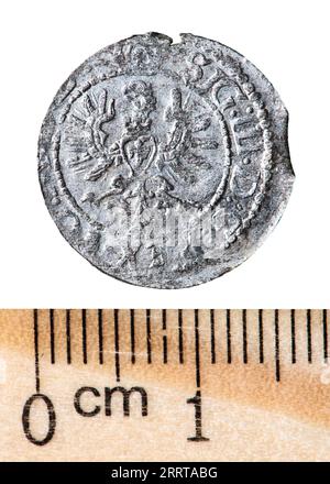 Pièce de monnaie polonaise antique en argent. Le roi Sigismond III Vasa. Marche arrière. Isolé sur blanc Banque D'Images