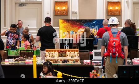 230709 -- HOUSTON, 9 juillet 2023 -- les gens regardent diverses créations construites avec des briques LEGO à l'exposition des fans de rodéo de briques LEGO à Sugar Land, Texas, États-Unis, le 8 juillet 2023. Photo de /Xinhua U.S.-TEXAS-SUGAR LAND-LEGO-BRICK RODEO ChenxChen PUBLICATIONxNOTxINxCHN Banque D'Images