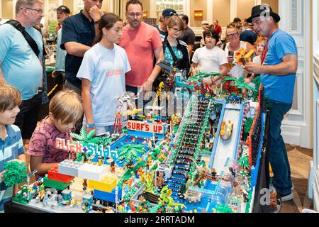 230709 -- HOUSTON, le 9 juillet 2023 -- les gens regardent un modèle de parc aquatique construit avec des briques LEGO à l'exposition de fans de Rodeo de briques LEGO à Sugar Land, Texas, États-Unis, le 8 juillet 2023. Photo de /Xinhua U.S.-TEXAS-SUGAR LAND-LEGO-BRICK RODEO ChenxChen PUBLICATIONxNOTxINxCHN Banque D'Images