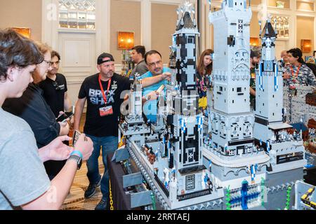 230709 -- HOUSTON, 9 juillet 2023 -- les gens regardent un modèle de château construit avec des briques LEGO à l'exposition des fans de Rodeo de briques à Sugar Land, Texas, États-Unis, le 8 juillet 2023. Photo de /Xinhua U.S.-TEXAS-SUGAR LAND-LEGO-BRICK RODEO ChenxChen PUBLICATIONxNOTxINxCHN Banque D'Images