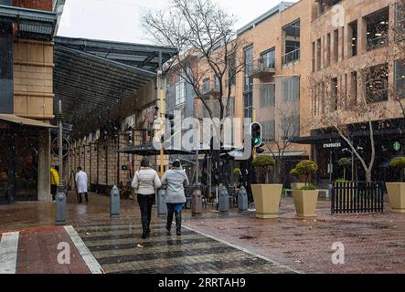 230710 -- JOHANNESBURG, le 10 juillet 2023 -- les gens marchent alors que la neige tombe à Melrose Arch à Johannesburg, en Afrique du Sud, le 10 juillet 2023. AFRIQUE DU SUD-JOHANNESBURG-NEIGE ZhangxYudong PUBLICATIONxNOTxINxCHN Banque D'Images