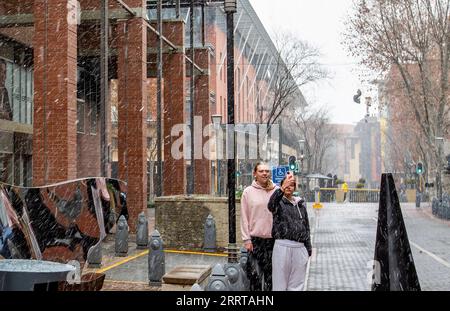 230710 -- JOHANNESBURG, le 10 juillet 2023 -- les gens prennent des photos alors que la neige tombe à Melrose Arch à Johannesburg, en Afrique du Sud, le 10 juillet 2023. AFRIQUE DU SUD-JOHANNESBURG-NEIGE ZhangxYudong PUBLICATIONxNOTxINxCHN Banque D'Images