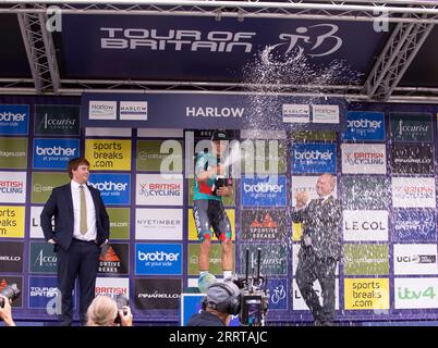 Danny Van Poppel Tour of Britain Stage 6 vainqueur pulvérisant du champagne sur le podium Harlow Essex après la présentation Banque D'Images