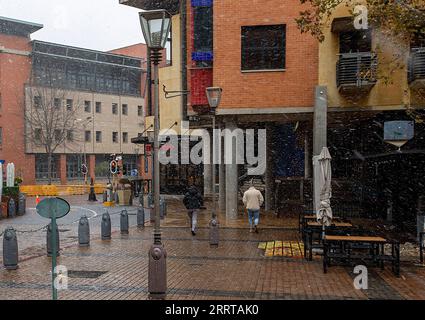 230710 -- JOHANNESBURG, le 10 juillet 2023 -- les gens marchent alors que la neige tombe à Melrose Arch à Johannesburg, en Afrique du Sud, le 10 juillet 2023. AFRIQUE DU SUD-JOHANNESBURG-NEIGE ZhangxYudong PUBLICATIONxNOTxINxCHN Banque D'Images