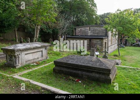 Bournemouth, Royaume-Uni - 28 août 2023 : la tombe de Mary Shelley et le cœur de Percy Shelley dans le cimetière de l'église Saint-Pierre. Banque D'Images