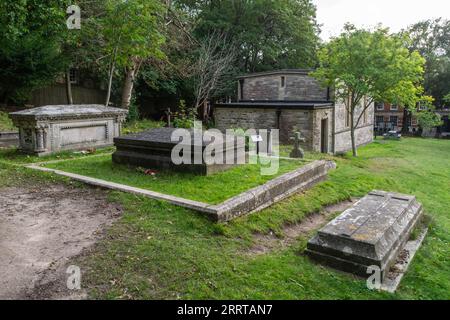 Bournemouth, Royaume-Uni - 28 août 2023 : la tombe de Mary Shelley et le cœur de Percy Shelley dans le cimetière de l'église Saint-Pierre. Banque D'Images