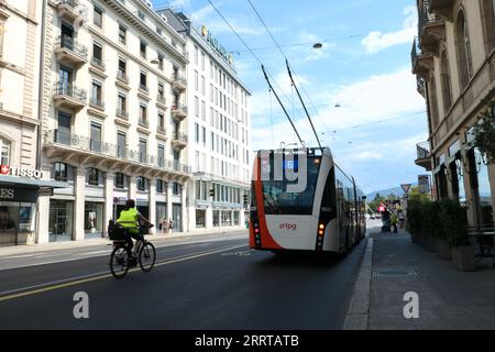 Genève, suisse. Août 13. 2023. Transports publics écologiques dans le centre-ville. Bus électrique et cycliste en ville. Banque D'Images