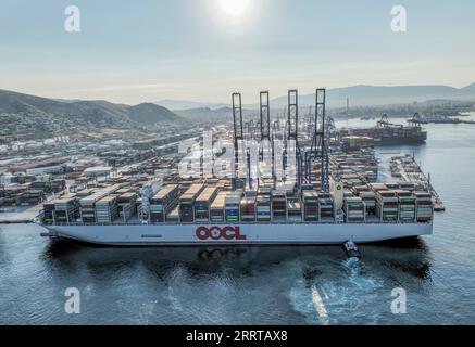 230711 -- ATHÈNES, le 11 juillet 2023 -- cette photo aérienne prise le 10 juillet 2023 montre OOCL LE PIRÉE, l'un des plus grands porte-conteneurs au monde, arrivant au port du Pirée, en Grèce. Le port du Pirée a accueilli lundi OOCL PIRAEUS, une nouvelle construction de l'Orient Overseas Container Line Europe OOCL et aussi l'un des plus grands porte-conteneurs dans le monde. POUR ALLER AVEC la Grèce le port du Pirée accueille MEGA porte-conteneurs GREECE-PIRAEUS PORT-OOCL LE NAVIRE PORTE-CONTENEURS DU PIRÉE ChenxZhanjietonglian PUBLICATIONxNOTxINxCHN Banque D'Images