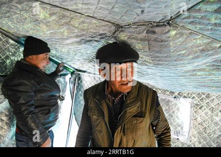 230711 -- YUMIN, le 11 juillet 2023 -- Habudelashen Nusupbek érige une tente dans les pâturages d'été du comté de yumin, dans la région autonome ouygur du Xinjiang, au nord-ouest de la Chine, le 4 juillet 2023. Baht Turlksi, un éleveur de 53 ans, vit près de la majestueuse montagne Baluke, qui se trouve dans le sud du comté de yumin, dans la région autonome ouïgour du Xinjiang, au nord-ouest de la Chine. Baht signifie bonheur , ce nom porte la plus pure attente des parents pour une vie meilleure de la prochaine génération. Avec le travail acharné de la famille au cours des décennies et le soutien du gouvernement, les bons vœux sont déjà devenus réalité. Banque D'Images