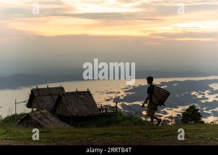 230712 -- VIENTIANE, 12 juillet 2023 -- cette photo prise le 8 juillet 2023 montre un camping au coucher du soleil près du lac Nam Ngum dans la province de Vientiane, au Laos. Le lac Nam Ngum, situé au cours inférieur de la rivière Nam Ngum, un affluent du Mékong, est connu comme le lac des mille-îles au Laos. Photo de /Xinhua LAOS-NAM NGUM LAKE-SCENERY KaikeoxSaiyasane PUBLICATIONxNOTxINxCHN Banque D'Images