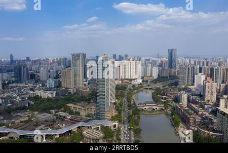 230713 -- CHENGDU, le 13 juillet 2023 -- cette photo aérienne prise le 9 juin 2023 montre la rivière Jinjiang à Chengdu, capitale de la province du Sichuan du sud-ouest de la Chine. La rivière Jinjiang traverse la partie centrale de Chengdu, contribuant à la renommée et au glamour de nombreux événements historiques et culturels de Chengdu. Il a deux cours d'eau principaux appelés rivière Fuhe et rivière Nanhe. Partant de Dujiangyan, la rivière de 150 km part du district de Shuangliu. En février 2016, le gouvernement local de Chengdu a mis en œuvre dix règlements sur le contrôle de l'eau. En 2017, la ville a lancé un programme sur la gestion de l'écologie de l'eau Banque D'Images