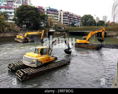 230713 -- CHENGDU, 13 juillet 2023 -- des excavatrices nettoient la boue dans la rivière Fuhe à Chengdu, capitale de la province du Sichuan du sud-ouest de la Chine, 25 janvier 2018. La rivière Jinjiang traverse la partie centrale de Chengdu, contribuant à la renommée et au glamour de nombreux événements historiques et culturels de Chengdu. Il a deux cours d'eau principaux appelés rivière Fuhe et rivière Nanhe. Partant de Dujiangyan, la rivière de 150 km part du district de Shuangliu. En février 2016, le gouvernement local de Chengdu a mis en œuvre dix règlements sur le contrôle de l'eau. En 2017, la ville a lancé un programme sur la gestion et la construction de l'écologie de l'eau Banque D'Images