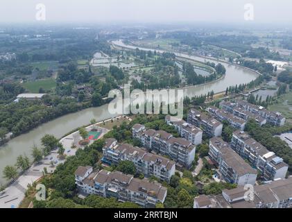 230713 -- CHENGDU, le 13 juillet 2023 -- cette photo aérienne prise le 23 juin 2023 montre des bâtiments résidentiels le long de la rivière Xuyan, un affluent de la rivière Jinjiang, à Chengdu, capitale de la province du Sichuan du sud-ouest de la Chine. La rivière Jinjiang traverse la partie centrale de Chengdu, contribuant à la renommée et au glamour de nombreux événements historiques et culturels de Chengdu. Il a deux cours d'eau principaux appelés rivière Fuhe et rivière Nanhe. Partant de Dujiangyan, la rivière de 150 km part du district de Shuangliu. En février 2016, le gouvernement local de Chengdu a mis en œuvre dix règlements sur le contrôle de l'eau. En 2017, Banque D'Images