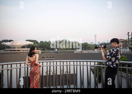 230713 -- PÉKIN, le 13 juillet 2023 -- Une femme pose pour des photos près de la rivière Liangma à Pékin, capitale de la Chine, le 15 juin 2023. La Seine, deuxième plus grande rivière de France, serpente au cœur de Paris. S'écoulant d'ouest en est, il divise la ville en l'emblématique rive gauche et rive droite. La rive gauche est définie par une ambiance artistique, ornée de cafés, théâtres et librairies, créant un havre pour le cercle littéraire et un paradis culturel. D'autre part, la rive droite abrite des monuments prestigieux tels que le Louvre, l'ancien palais royal, et le palais de l'Elysée, Banque D'Images