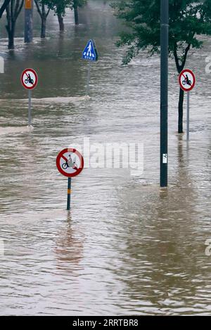 230714 -- SÉOUL, le 14 juillet 2023 -- cette photo prise le 14 juillet 2023 montre le parc Banpo Hangang inondé à Séoul, en Corée du Sud. Des pluies durables ont frappé Séoul ces derniers jours. Via Xinhua CORÉE DU SUD-SÉOUL-PLUIE DURABLE NEWSIS PUBLICATIONxNOTxINxCHN Banque D'Images