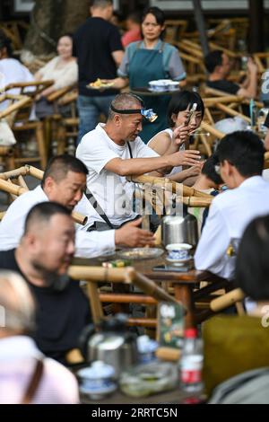 230715 -- CHENGDU, 15 juillet 2023 -- les gens prennent le thé dans une maison de thé ouverte à Chengdu, dans la province du Sichuan, dans le sud-ouest de la Chine, le 14 juillet 2023. Les 31e Jeux mondiaux universitaires d'été de la FISU auront lieu à Chengdu du 28 juillet au 8 août 2023. SPCHINA-CHENGDU-UNIVERSIADE-CITY CN WangxXi PUBLICATIONxNOTxINxCHN Banque D'Images