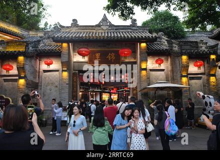 230715 -- CHENGDU, le 15 juillet 2023 -- des touristes visitent la rue folklorique Jinli à Chengdu, dans la province du Sichuan du sud-ouest de la Chine, le 14 juillet 2023. Les 31e Jeux mondiaux universitaires d'été de la FISU auront lieu à Chengdu du 28 juillet au 8 août 2023. SPCHINA-CHENGDU-UNIVERSIADE-CITY CN LiuxKun PUBLICATIONxNOTxINxCHN Banque D'Images