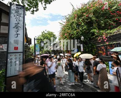 230715 -- CHENGDU, le 15 juillet 2023 -- des touristes visitent le district historique de Kuanzhai Alley à Chengdu, dans la province du Sichuan du sud-ouest de la Chine, le 14 juillet 2023. Les 31e Jeux mondiaux universitaires d'été de la FISU auront lieu à Chengdu du 28 juillet au 8 août 2023. SPCHINA-CHENGDU-UNIVERSIADE-CITY CN WangxXi PUBLICATIONxNOTxINxCHN Banque D'Images