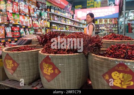 230715 -- CHENGDU, le 15 juillet 2023 -- des poivrons rouges sont vus dans un magasin à Chengdu, dans la province du Sichuan, dans le sud-ouest de la Chine, le 14 juillet 2023. Les 31e Jeux mondiaux universitaires d'été de la FISU auront lieu à Chengdu du 28 juillet au 8 août 2023. SPCHINA-CHENGDU-UNIVERSIADE-CITY CN TangxWenhao PUBLICATIONxNOTxINxCHN Banque D'Images