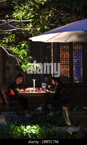 230715 -- CHENGDU, le 15 juillet 2023 -- les gens dînent dans un restaurant à Chengdu, dans la province du Sichuan du sud-ouest de la Chine, le 14 juillet 2023. Les 31e Jeux mondiaux universitaires d'été de la FISU auront lieu à Chengdu du 28 juillet au 8 août 2023. SPCHINA-CHENGDU-UNIVERSIADE-CITY CN WangxXi PUBLICATIONxNOTxINxCHN Banque D'Images