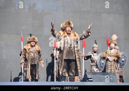 230716 -- WUQIA, le 16 juillet 2023 -- des artistes interprètent l'épopée de Manas lors de la cérémonie d'ouverture du neuvième festival international du tourisme culturel de Manas dans le comté de Wuqia, préfecture autonome de Kizilsu Kirgiz dans la région autonome ouygur du Xinjiang, au nord-ouest de la Chine, le 13 juillet 2023. POUR ALLER AVEC China Focus : trois épopées héroïques se réunissent dans le Xinjiang pour promouvoir les échanges culturels CHINE-XINJIANG-WUQIA COUNTY-FESTIVAL INTERNATIONAL DU TOURISME CULTUREL CN ZhangxYu PUBLICATIONxNOTxINxCHN Banque D'Images