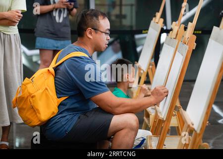 230717 -- SHANGHAI, le 17 juillet 2023 -- des personnes participent à une activité de peinture interactive au Musée de l'exposition universelle de Shanghai, dans l'est de la Chine, le 16 juillet 2023. Le musée de l'exposition universelle de Shanghai dans l'est de la Chine prolonge ses heures d'ouverture tous les vendredis, samedis, dimanches et jours fériés du 12 mai au 10 septembre 2023. L'exposition immersive Van Gogh Alive : The Experience est également ouverte la nuit, créant une expérience immersive à travers des affichages multimédias de près de 3 000 œuvres, manuscrits et lettres Van Gogh. Pendant les heures de nuit, le musée organise des cours expérimentaux avec différents thèmes ainsi, Banque D'Images