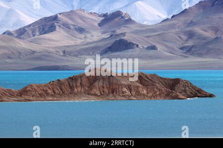 230717 -- MONTAGNES DE L'ALTUN, 17 juillet 2023 -- cette photo prise le 10 juillet 2023 montre un lac dans la réserve naturelle nationale des montagnes de l'Altun, dans la région autonome ouïgoure du Xinjiang, au nord-ouest de la Chine. Avec une altitude moyenne de 4 580 mètres, la Réserve naturelle nationale des montagnes Altun couvre une superficie totale de 45 000 kilomètres carrés et est un représentant de l'écosystème désertique du plateau en Chine. Wang Peng SKYEYECHINA-XINJIANG-ALTUN MONTAGNES-RÉSERVE NATURELLE CN HuxHuhu PUBLICATIONxNOTxINxCHN Banque D'Images