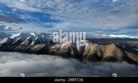 230717 -- MONTAGNES DE L'ALTUN, 17 juillet 2023 -- cette photo aérienne prise le 10 juillet 2023 montre des montagnes de la Réserve naturelle nationale des montagnes de l'Altun, dans la région autonome ouïgoure du Xinjiang, au nord-ouest de la Chine. Avec une altitude moyenne de 4 580 mètres, la Réserve naturelle nationale des montagnes Altun couvre une superficie totale de 45 000 kilomètres carrés et est un représentant de l'écosystème désertique du plateau en Chine. Wang Peng SKYEYECHINA-XINJIANG-ALTUN MONTAGNES-RÉSERVE NATURELLE CN HuxHuhu PUBLICATIONxNOTxINxCHN Banque D'Images