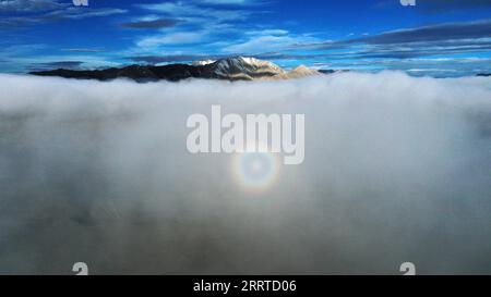 230717 -- MONTAGNES DE L'ALTUN, 17 juillet 2023 -- cette photo aérienne prise le 6 juillet 2023 montre des montagnes de neige dans la réserve naturelle nationale des montagnes de l'Altun, dans la région autonome ouïgoure du Xinjiang, au nord-ouest de la Chine. Avec une altitude moyenne de 4 580 mètres, la Réserve naturelle nationale des montagnes Altun couvre une superficie totale de 45 000 kilomètres carrés et est un représentant de l'écosystème désertique du plateau en Chine. Wang Peng SKYEYECHINA-XINJIANG-ALTUN MONTAGNES-RÉSERVE NATURELLE CN HuxHuhu PUBLICATIONxNOTxINxCHN Banque D'Images