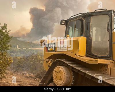 230717 -- El TARFALGERIA, le 17 juillet 2023 -- cette photo prise le 18 août 2022 montre le personnel de projet de CITIC Construction utilisant des machines de construction pour mettre en place une ceinture de prévention des incendies dans les forêts de la province d'El Tarf, en Algérie. POUR ALLER AVEC la caractéristique : un entrepreneur chinois brave la chaleur pour terminer le tronçon final du projet d autoroute algérienne photo fournie par CITIC Construction/document via Xinhua ALGERIA-El TARF-CHINESE COMPANY-EAST-WEST HIGHWAY CONSTRUCTION WuxTianyu PUBLICATIONxNOTxINxCHN Banque D'Images